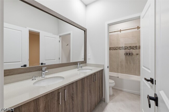 Building Photo - 5069 Penella Ave