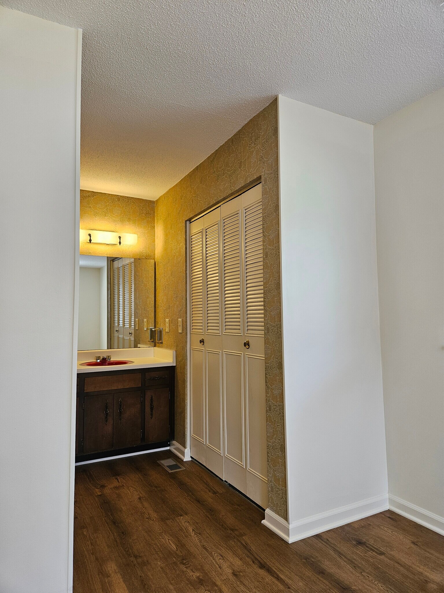 Extra sink attached to bedroom - 3696 Bennett Rd