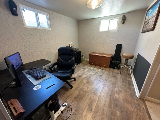 Building Photo - Cozy Rancher In The Addisons!