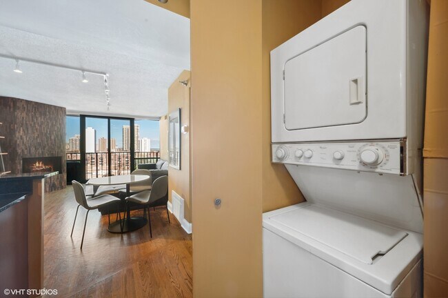 Building Photo - 1309 N Wells St