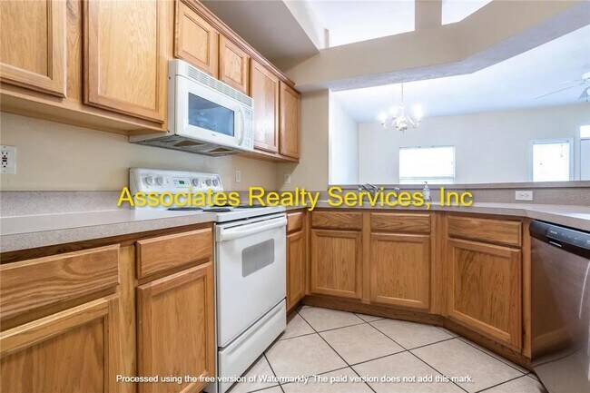 Building Photo - GREAT LOCATION-  3 Bedroom- LOOK!