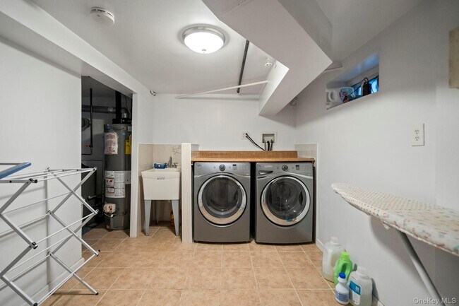 Building Photo - 14-28-28 156th St