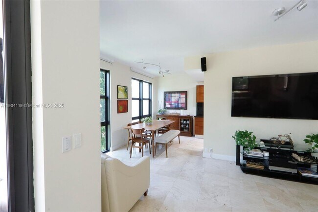 Building Photo - 1121 Crandon Blvd