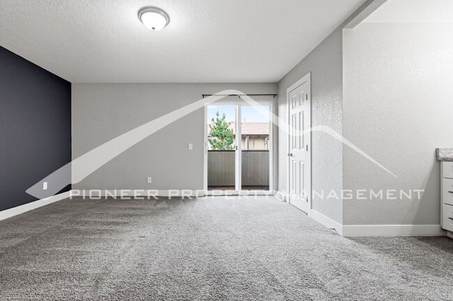 Building Photo - Spacious Townhouse with Washer/Dryer and Central AC