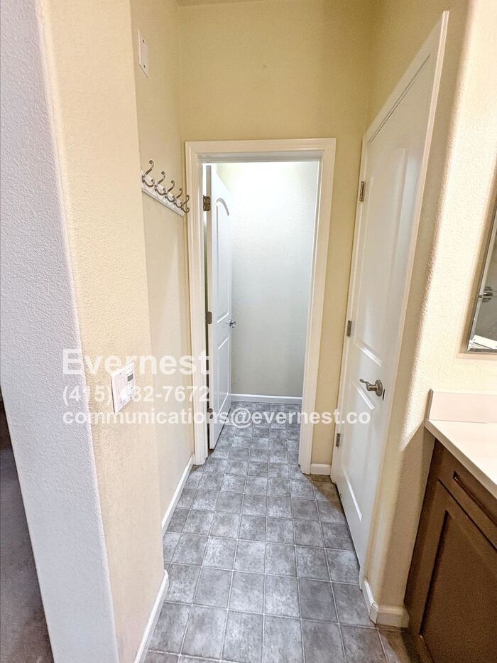 Building Photo - 764 Grandview Ter