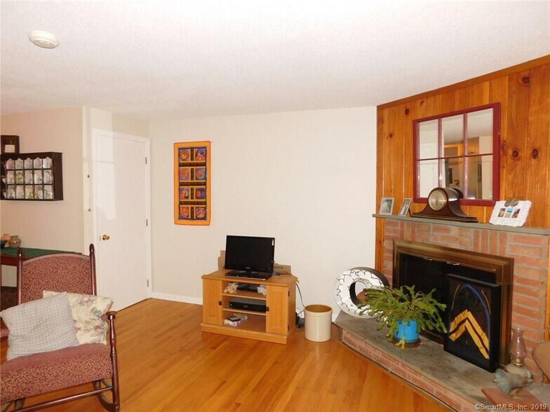 Living room - 32 Upper Pattagansett Rd