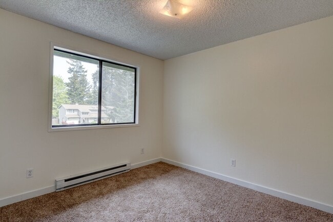 Building Photo - 3 Bedroom/2.5 bathroom townhouse centrally located Oak Harbor