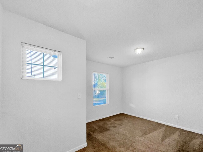 Building Photo - 202 Daisy Cir