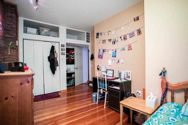 Building Photo - 421 E Carson St