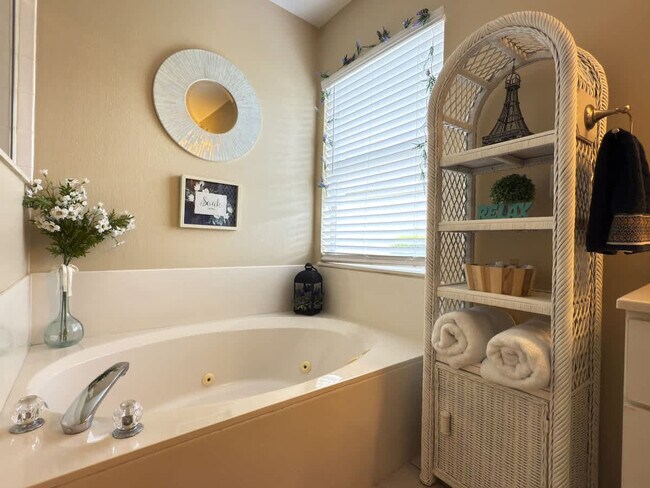 Building Photo - 900 Oxford Dr