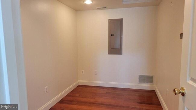 Building Photo - 410 Barnes St