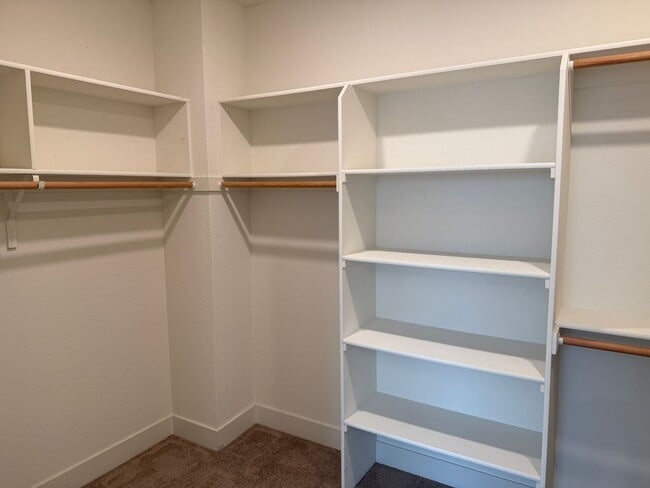 Building Photo - Lovely 4 Bedroom Home With Easy Landscaping And Beautiful Interior