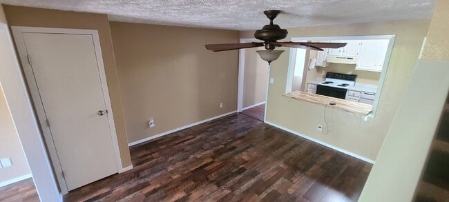 Building Photo - 2 Bed / 1.5 Bath Townhome with Garage, Located near Downtown Elizabeth!