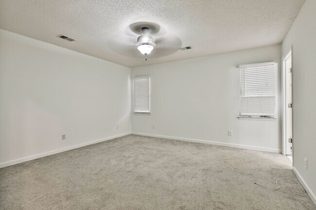 Building Photo - 204 Ruskin Rd