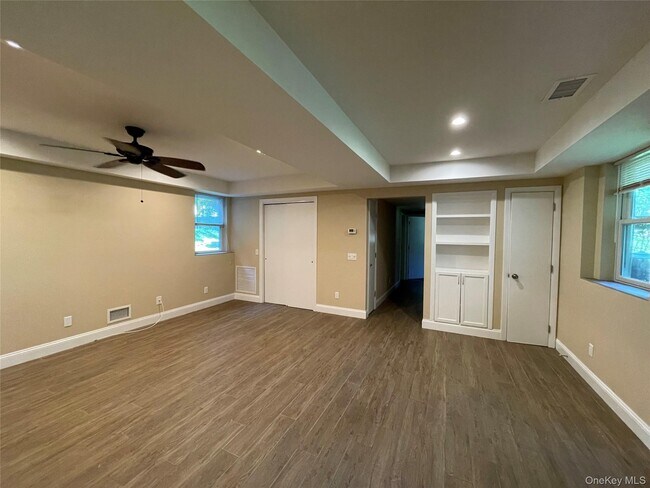 Building Photo - 328 E Broadway