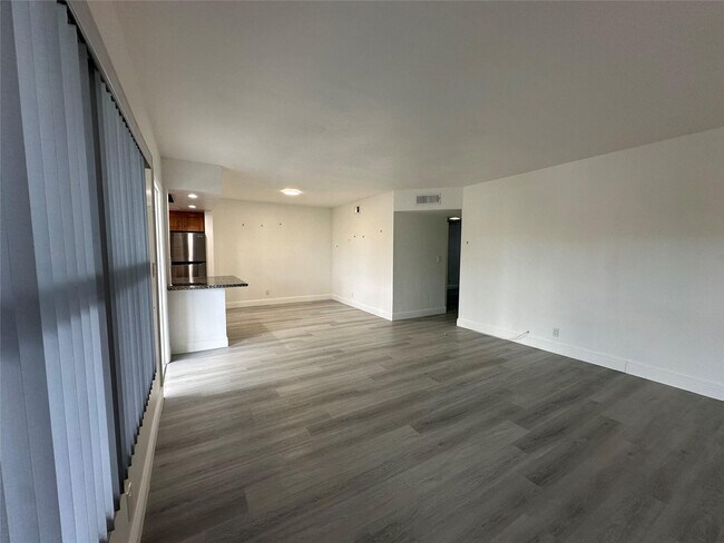 Building Photo - 651 Pine Dr