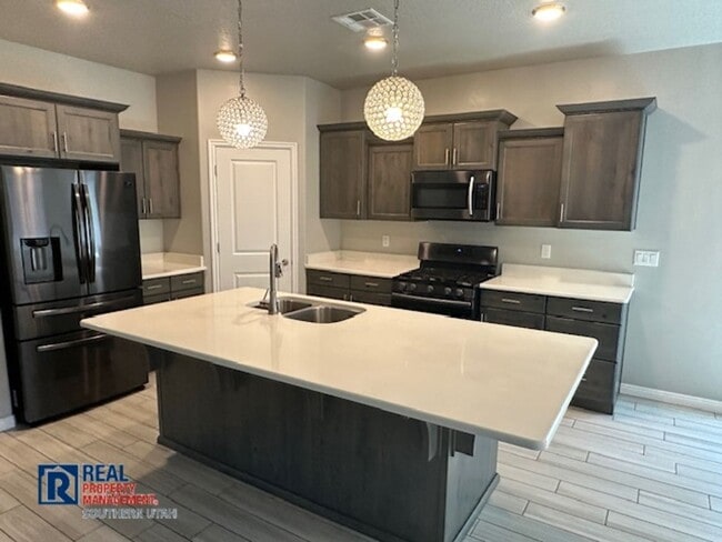 Building Photo - 4 Bedroom near Crimson Cliffs