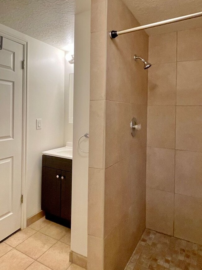 Building Photo - Spacious 4 Bedroom Home in Quiet Neighborhood – Great Location