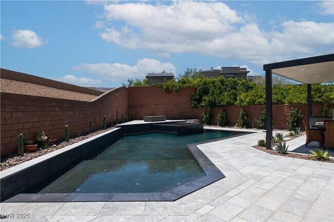Building Photo - 1 Garden Shadow Ln