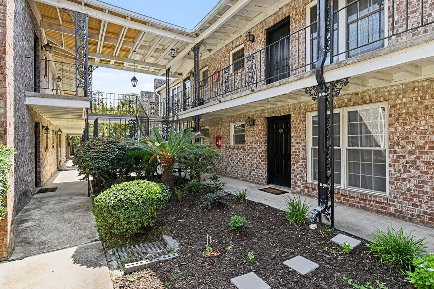 Building Photo - 867 Colony Dr