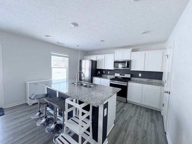 Building Photo - Charming 4 beds 2.5 baths in Newark!