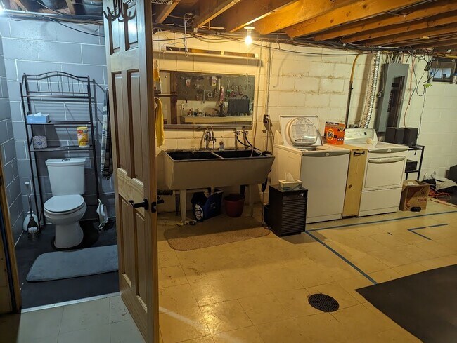 Building Photo - 4 Bedroom, 1.5 Bathroom Beautiful Home - You do not want to miss this one!