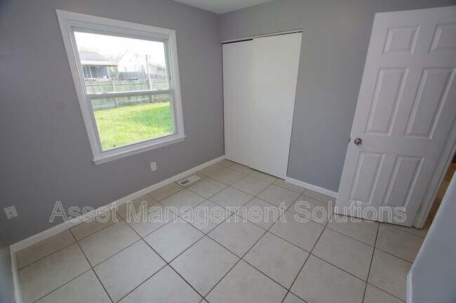 Building Photo - 5 Calumet Dr