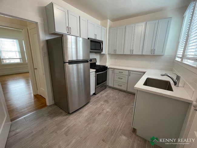 Building Photo - 1325 5th Ave