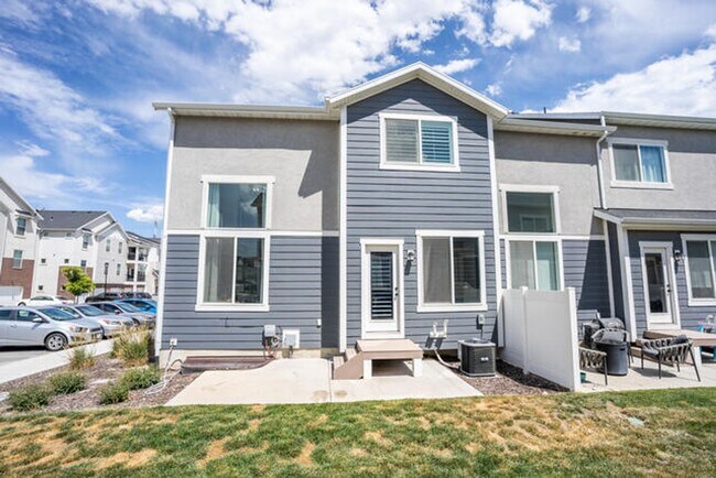 Building Photo - Upgraded Pet Friendly Lehi townhome