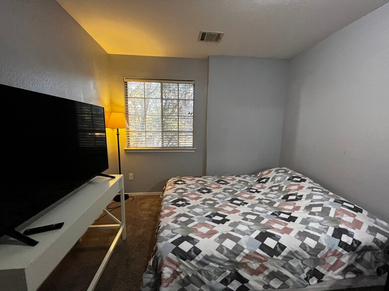 Building Photo - 1005 Betty Baker Cove