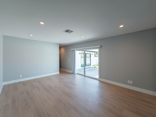Building Photo - High-End Living Starts Here – Custom Finis...