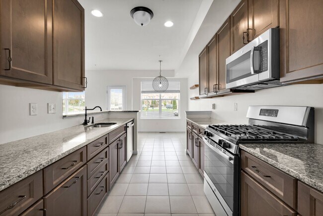 Building Photo - 3 bedroom Townhouse