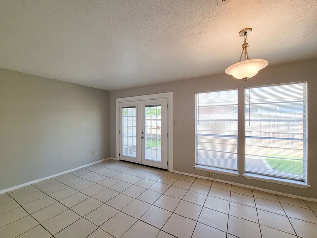 Building Photo - Three bedroom 2 full bath duplex style hom...