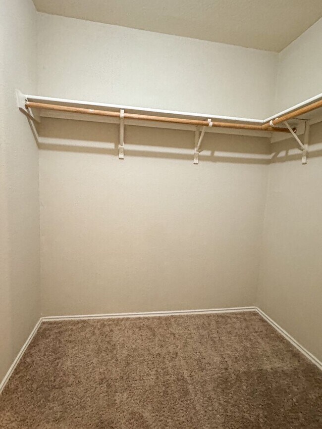Building Photo - Move-In Special!  $$