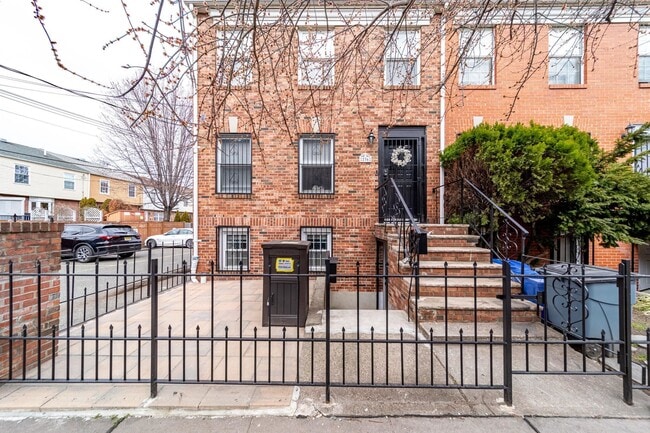 Building Photo - 236 Christopher Columbus Dr