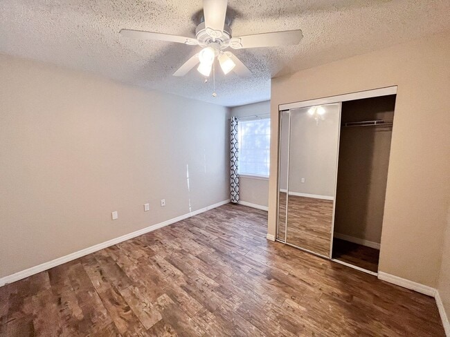 Building Photo - Windsor Park #1118 - On several bus routes to UF