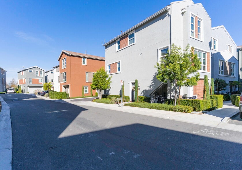 Building Photo - 2700 E Chaucer