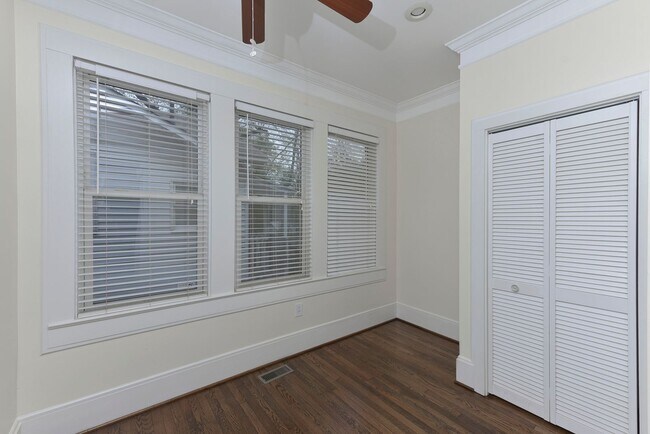 Building Photo - Cozy 3BR/2BA Home Steps from USC – PRE-LEA...
