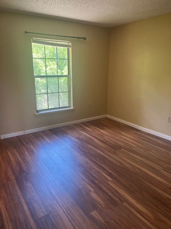 Building Photo - One bedroom 1 bath condo. Immaculate.
