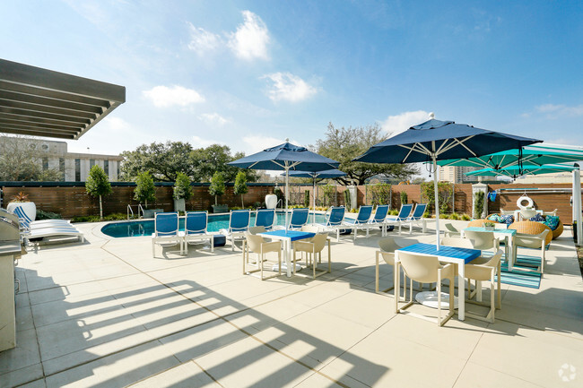 Umbrella covered outdoor dining - The Cabochon at River Oaks