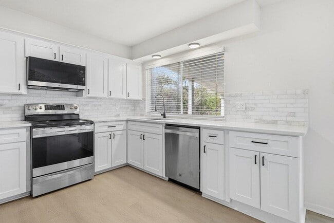 Building Photo - 2204 Toro Canyon Rd