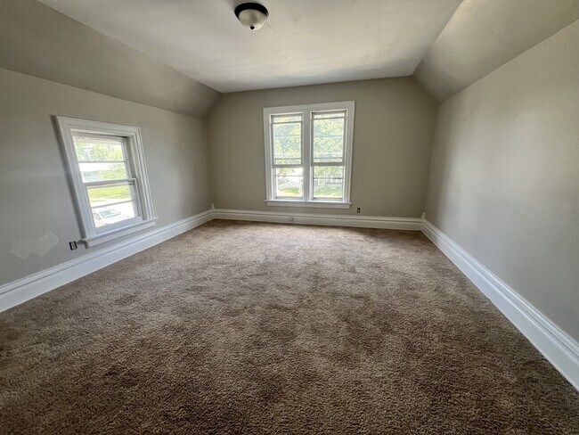 Building Photo - Center St