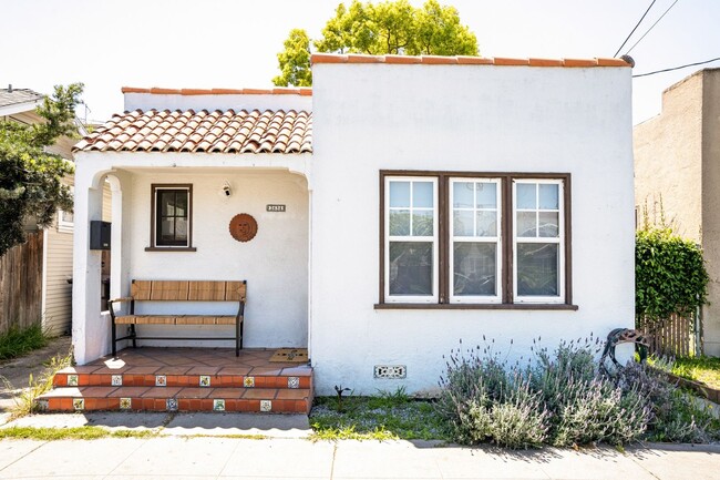 Building Photo - Charming 2BR Spanish Bungalow in Long Beach