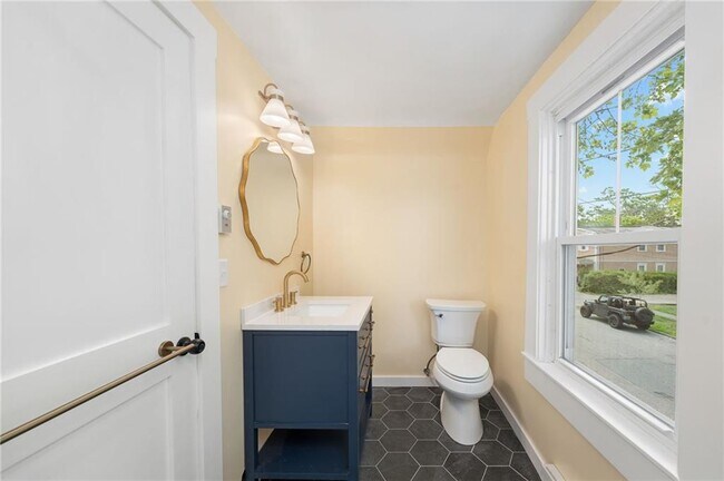 Building Photo - 32 Richmond St