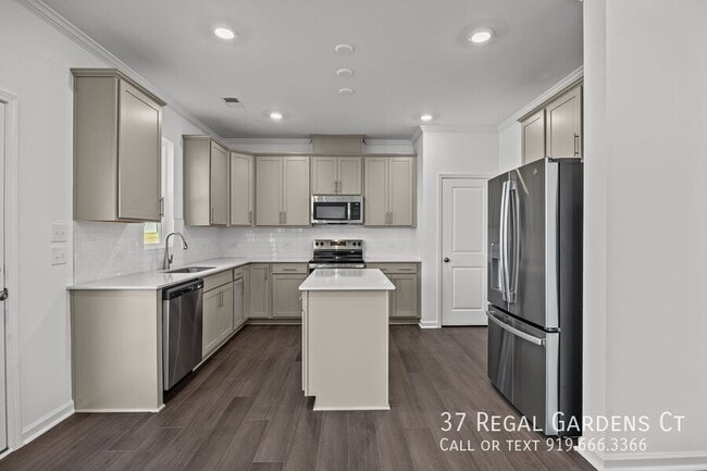 Building Photo - 37 Regal Gdns Ct