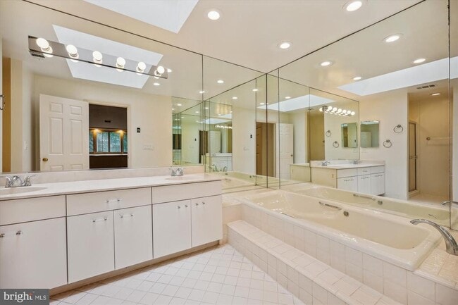 Building Photo - 6 Goldleaf Ct