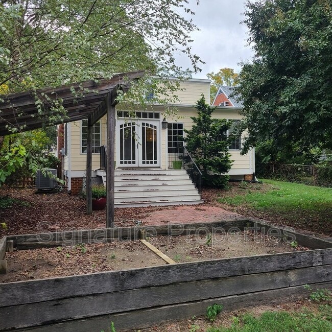Building Photo - 4643 Stuart Ave