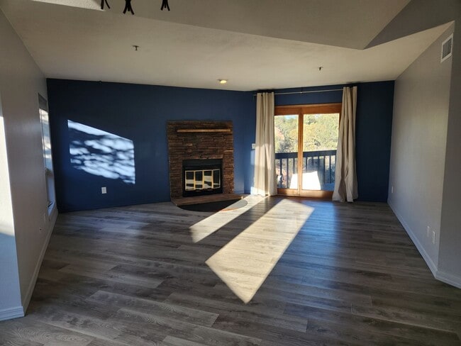 Building Photo - Beautifully updated 2 bed / 2 bath at 4 Seasons North