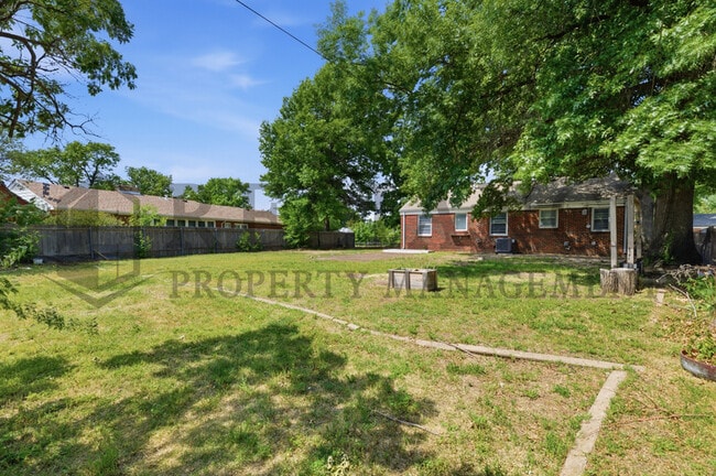 Building Photo - 656 S Whittier St