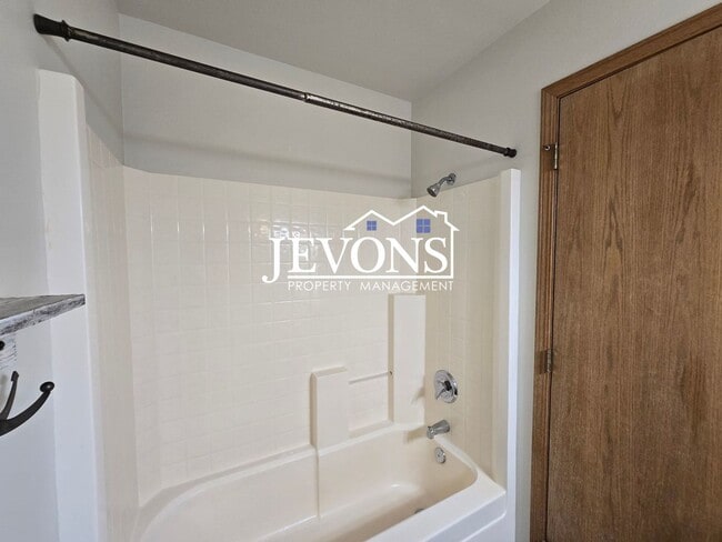 Building Photo - Two-bedroom home with a fully equipped kit...
